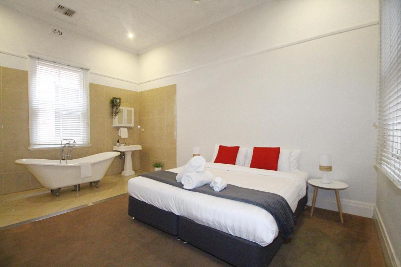 Waterviews - Hidden Gem In Cbd - Sleeps 10 Apartment Wagga Wagga Exterior photo